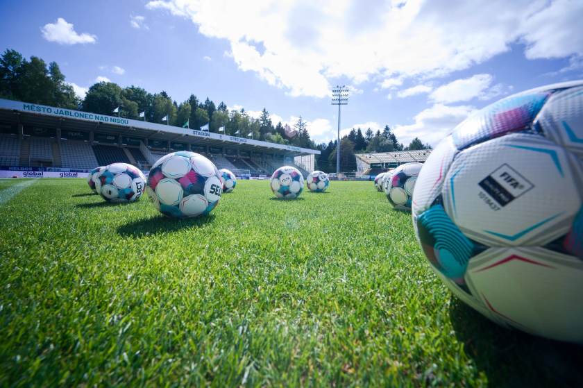 Fotbalové míče připravené na warm-up