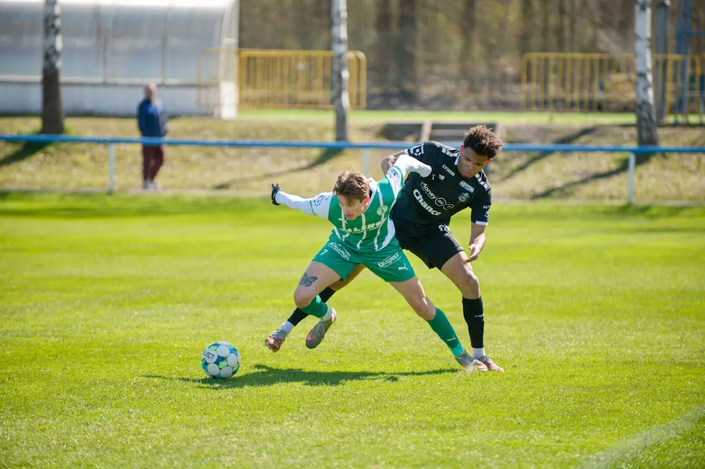Souboj o balon při zápase